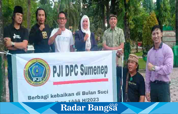  Persatuan Jurnalis Indonesia Sumenep gelar bhakti sosial kemanusiaan dengan berbagi takjil Ramadhan di area taman Adipura Sumenep. Kamis, 06/04/2023. (Dok foto PJI/Surah RadarBangsa.co.id)