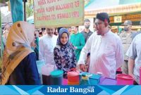 Bupati Sumenep Achmad Fauzi singgah di salah satu penjual di stan Bazar Ramadhan  (Dok foto Surah/RadarBangsa.co.id)