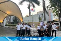 Pembagian takjil oleh La Lisa Hotel Surabaya kepada warga sekitar dalam rangka Road To Anniversary ke-6 (Dok foto Pribadi)