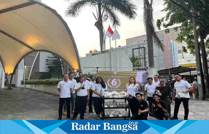 Pembagian takjil oleh La Lisa Hotel Surabaya kepada warga sekitar dalam rangka Road To Anniversary ke-6 (Dok foto Pribadi)