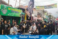 PSHT Rayon Tambak Asri Surabaya membagikan 300 paket takjil, Minggu, (16/4/2023). (Dok foto pribadi PSHT Rayon Tambak Asri)