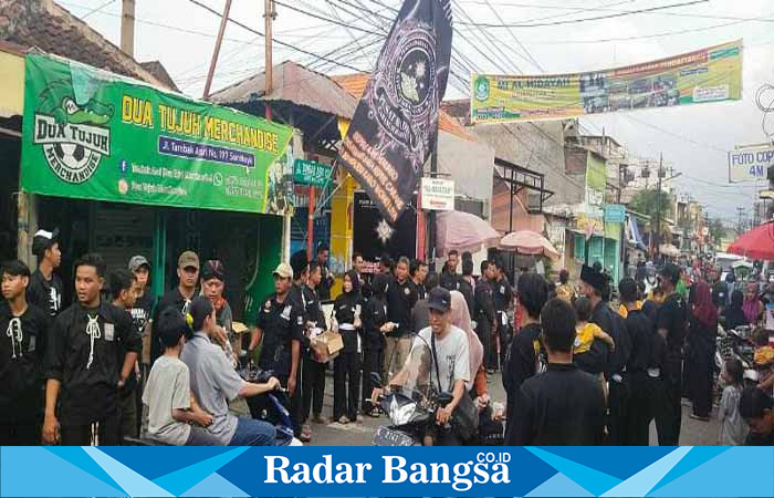 PSHT Rayon Tambak Asri Surabaya membagikan 300 paket takjil, Minggu, (16/4/2023). (Dok foto pribadi PSHT Rayon Tambak Asri)