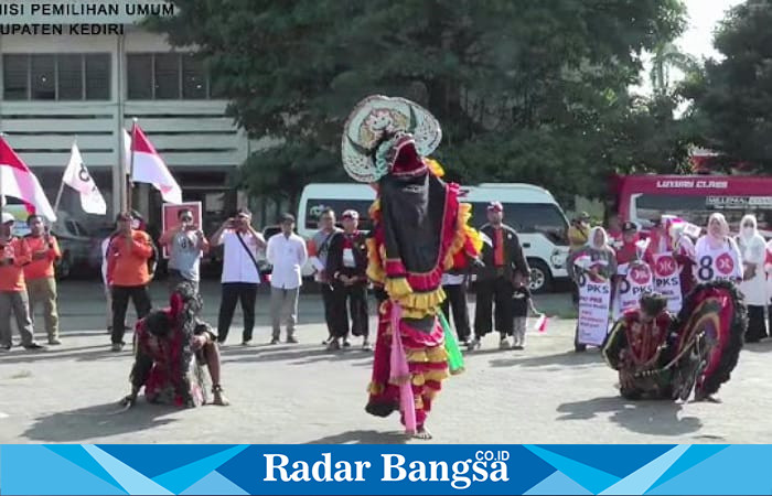 Pementasanan kesenian Jaranan di halaman KPU Kabupaten Kediri (foto: istimewa)