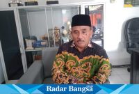 Kepala Desa Nogosari, Edi Supeno ketika dikonfirmasi di ruang kerjanya, Selasa (2/5). (Dok Riyaman/Radarbangsa.co.id)