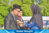 Wakil Gubernur NTB saat memperingati Hari Otonomi Daerah dan Hari Buruh Internasional yang berlangsung di Lapangan Bumi Gora Kantor Gubernur NTB, Selasa (02/05). (Dok foto : IST)