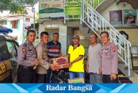 Berbagi Polsek Taman ,jumat (5/5)  (Foto : Rino Tutuko )