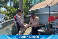 Patroli sambil berbagi,Jumat (5/5) di Sidoarjo (Foto : Rino Tutuko )