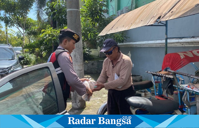 Patroli sambil berbagi,Jumat (5/5) di Sidoarjo (Foto : Rino Tutuko )