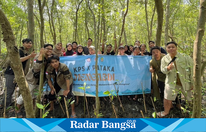 FH UNAIR adakan kegiatan tanam pohon bakau di Mangrove Wonorejo, Rungkut, Surabaya, pada Sabtu (6/5/23). (Dok foto Unair)