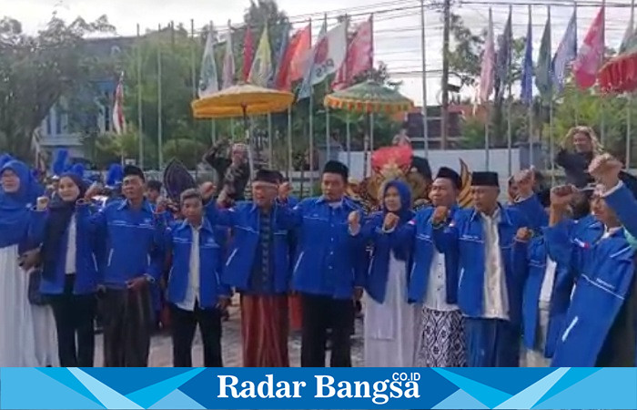 DPD PAN Lamongan saat foto bersama di depan kantor KPU Lamongan (Dok.foto QQ)