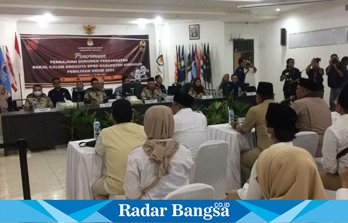 Suasana pendaftran partai gerindra di KPU ,Sabtu (13/5) Sidoarjo (Foto: Rino Tutuko )