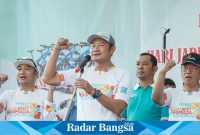 Bupati Lamongan Yuhronur Efendi saat membuka acara Funbike di Alun-alun, minggu (13/05)