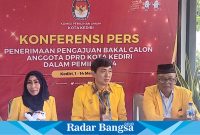 Ketua DPD Partai Golkar Kota Kediri, Sudjono Teguh Widjaja (tengah) saat melakukan konferensi pers (foto: Hikam)