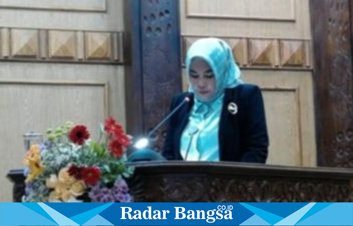 Hj Mimik Idayana dari fraksi Gerindra meminta melanjutkan Raperda LP2B ,Rabu (17/5) Di Gedung dewan Sidoarjo (Foto : Radarbangsa)