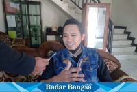 Manager Koperasi Serambi Dana, Alip Pabiyantoro, ketika ditemui Radarbangsa.co.id di ruang kerjanya, Sabtu (20/5 ). (Dok Riyaman/Radarbangsa.co.id)
