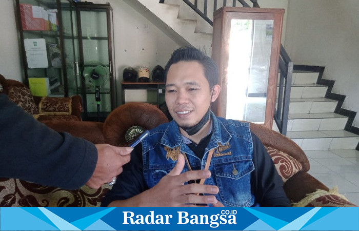 Manager Koperasi Serambi Dana, Alip Pabiyantoro, ketika ditemui Radarbangsa.co.id di ruang kerjanya, Sabtu (20/5 ). (Dok Riyaman/Radarbangsa.co.id)