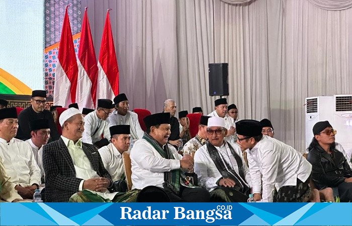 Cak Imin dan Prabowo Subianto saat keduanya kompak menghadiri istighasah nasional dan doa untuk keselamatan bangsa dan negara di Pondok Pesantren Bahlul Ulum Tambakberas, Jombang, Minggu (21/5/2023). (Dok foto RadarBangsa.co.id)