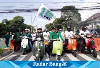 Ketua Umum PKB Muhaimin Iskandar yang datangI kantor KPU RI mengendarai motor vespa bersama rombongannya pada Sabtu siang (13/5).
