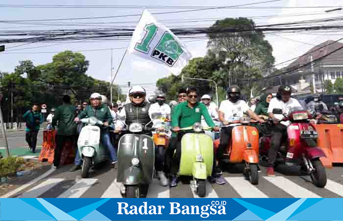 Ketua Umum PKB Muhaimin Iskandar yang datangI kantor KPU RI mengendarai motor vespa bersama rombongannya pada Sabtu siang (13/5).
