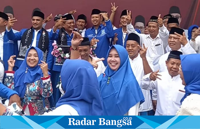 Para Bacaleg bersama kader dan simpatisan PAN selanjutnya bergoyang bersama (foto: Hikam)