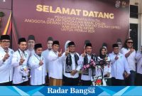 Ketua DPC PKB Kabupaten Kediri, Drs. H. Sentot Djamaluddin, didampingi Gus Faruq dan Mbak Wabup Dewi Mariya Ulfa, saat melakukan konferensi pers bersama pengurus lainnya (foto: Hikam)