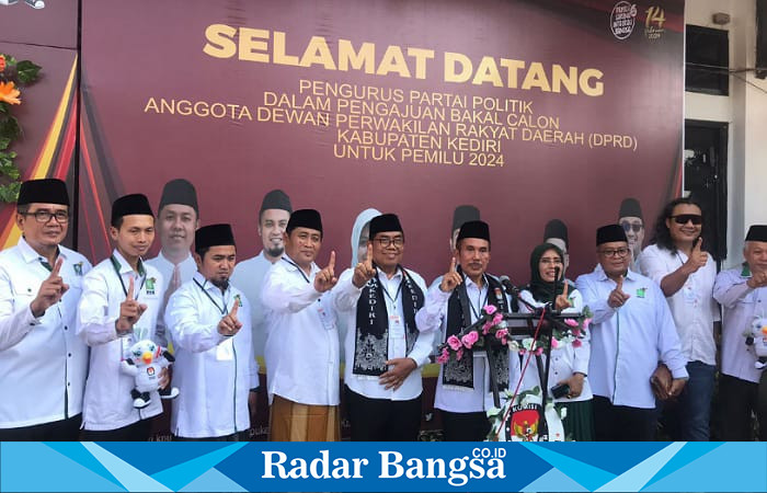 Ketua DPC PKB Kabupaten Kediri, Drs. H. Sentot Djamaluddin, didampingi Gus Faruq dan Mbak Wabup Dewi Mariya Ulfa, saat melakukan konferensi pers bersama pengurus lainnya (foto: Hikam)