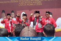 Ketua DPC PDI Perjuangan Kabupaten Kediri, Murdi Hantoro saat melakukan konferensi pers (foto: Hikam)