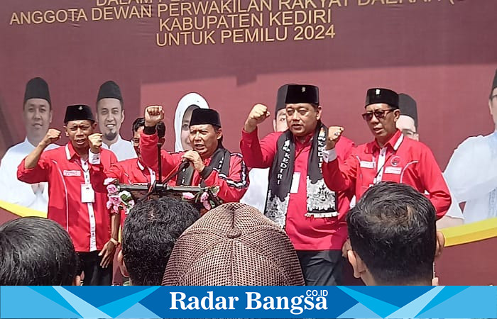 Ketua DPC PDI Perjuangan Kabupaten Kediri, Murdi Hantoro saat melakukan konferensi pers (foto: Hikam)