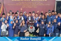 Ketua DPD Partai NasDem, Drs. H. Lutfi Mahmudiono berfoto bersama para Bacaleg Kabupaten Kediri (foto: Hikam)