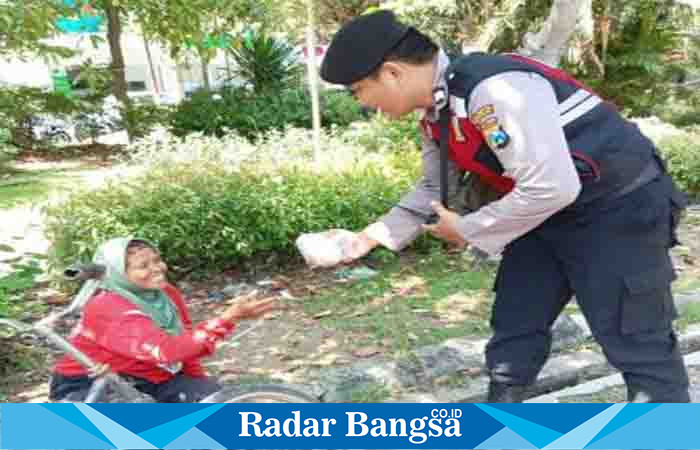 Polresta sidoarjo peduli sesama,Jumat (12/5) di Sidoarjo (Foto : Rino Tutuko )