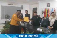 Ketua Hanura sampaikan berkas,Minggu (14/5) Sidoarjo (Foto : Rino Tutuko )
