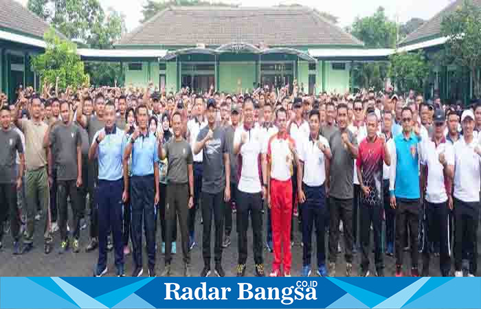  TNI - Polri Bugar sambut HUT Bayangkara ,Jum at (19/5) Di Kodim Sidoarjo (Foto : Rino Tutuko )