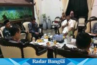 Komisi 11 besama ombudsmen bertemu bupati Sidoarjo ,Jum at (19/5) Di pendopo (Foto : Rino Tutuko )