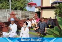 Anggota polresta laksanakan sembayangan ,Kamis (4/5) di Krembung (Foto : Rino Tutuko )