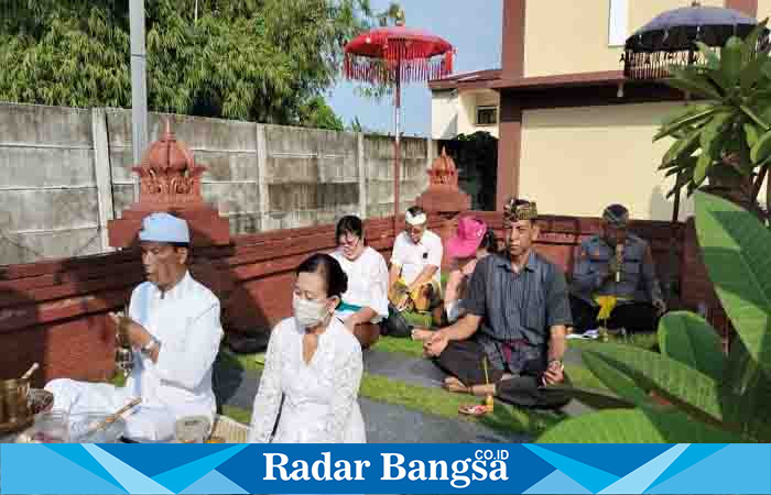 Anggota polresta laksanakan sembayangan ,Kamis (4/5) di Krembung (Foto : Rino Tutuko )