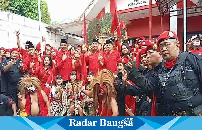 Seluruh Bacaleq dari parti PDI perjuangan hadir di KPU ,Rabu (11/5) di Cemengkalang (Foto : Rino Tutuko )