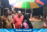 Ketua komisi B Melakukan sidak kepasar larangan ,Kamis (11/5) di Pasar Larangan (Foto:Rino Tutuko )
