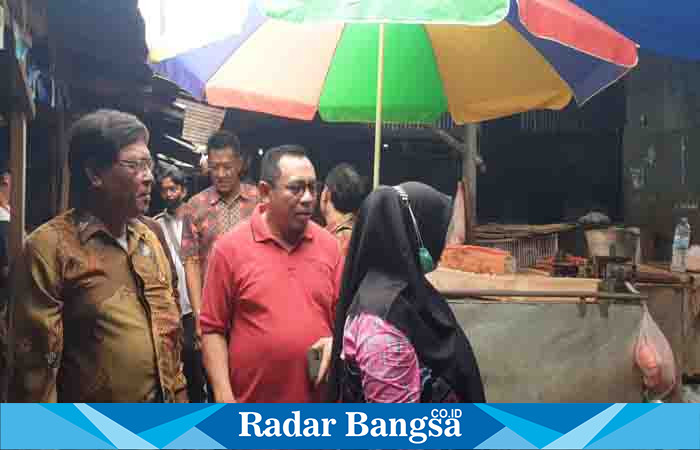 Ketua komisi B Melakukan sidak kepasar larangan ,Kamis (11/5) di Pasar Larangan (Foto:Rino Tutuko )