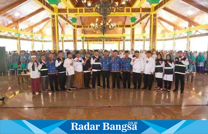  Plt Bupati Bangkalan,Drs.H. Mohni,MM Ditengah Rombongan Para Calon Jemaah Haji (Dok foto IST)