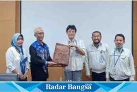 Bupati Bondowoso Drs. KH. Salwa Arifin  saat melakukan Monitoring Penempatan Tenaga Kerja di PT. Epson Batam Tahun 2023, Kamis (4/05/2023) (Dok foto Pemkab for Sukri RadarBangsa.co.id)