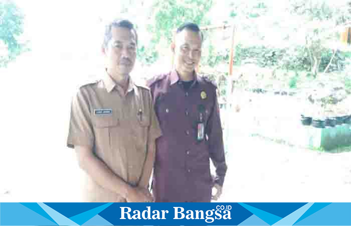 Kepala desa Sukabakti, kecamatan Naringgul, kabupaten Cianjur, provinsi Jawa Barat Ujang Irawan di dampingi kuasa hukumnya T. Eddy Edward S.Pd. SH. MH dari Lembaga Bantuan Hukum SATRIA Cianjur saat memberikan keterangan dan bantahan atas isu yang beredar atau viral. (Dok photo RadarBangsa.co.id/AE Nasution)
