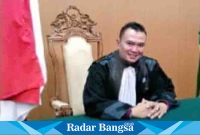 Kuasa Hukum Ujang Irawan Kepala Desa Sukabakti T. Eddy Edward S.Pd. SH. MH Direktur Lembaga Bantuan Hukum SATRIA kabupaten Cianjur, provinsi Jawa Barat saat dikompirmasi di ruang kerjanya. (Dok photo RadarBangsa.co.id/AE Nasution)