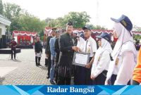  Bupati Lamongan Yuhronur Efendi saat memberikan piagam di Hardiknas 2023, Selasa (2/5) di Alun-alun Lamongan. (Dok foto pemkab for RadarBangsa.co.id)