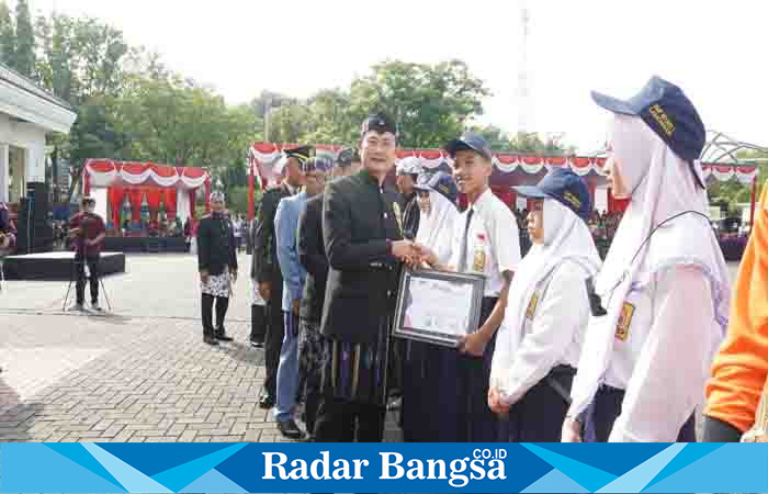  Bupati Lamongan Yuhronur Efendi saat memberikan piagam di Hardiknas 2023, Selasa (2/5) di Alun-alun Lamongan. (Dok foto pemkab for RadarBangsa.co.id)