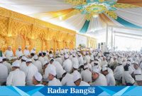 Memperingati Hari Jadi Lamongan (HJL) ke-454 bersama Jamaah Majelis Dzikir Al-Khidmah di Alun-Alun Lamongan, Minggu (21/5). (dok rb)