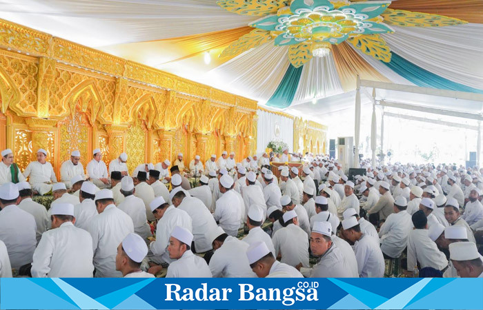 Memperingati Hari Jadi Lamongan (HJL) ke-454 bersama Jamaah Majelis Dzikir Al-Khidmah di Alun-Alun Lamongan, Minggu (21/5). (dok rb)