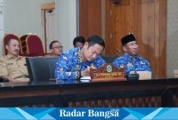 Bupati Lamongan, Yuhronur Efendi, mendengarkan arahan Menteri Pertanian RI, Syahrul Yasin Limpo, mengenai strategi upaya adaptasi dan antisipasi El Nino.