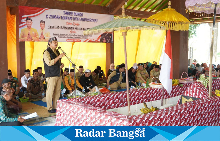 Bupati Lamongan Yuhronur Efendi beserta jajaran OPD laksanakan ziarah dan tabur bunga ke Makam Nyai Andongsari, tepatnya di Desa Sendangrejo, Kecamatan Ngimbang, Lamongan, Selasa (23/5).