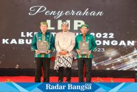 Bupati Lamongan Yuhronur Efendi dan Ketua Dewan Perwakilan Rakyat Daerah (DPRD) Kabupaten Lamongan Abdul Ghofur saat  menerima penghargaan langsung dari Kepala BPK RI perwakilan Jawa Timur Karyadi, Kamis (25/5) di Kantor BPK RI perwakilan Jawa Timur