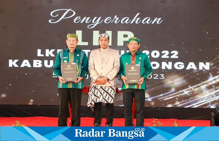 Bupati Lamongan Yuhronur Efendi dan Ketua Dewan Perwakilan Rakyat Daerah (DPRD) Kabupaten Lamongan Abdul Ghofur saat  menerima penghargaan langsung dari Kepala BPK RI perwakilan Jawa Timur Karyadi, Kamis (25/5) di Kantor BPK RI perwakilan Jawa Timur